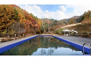 Seasonal outdoor pool - Hugel Heim Pension (Pyeongchang)