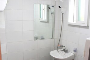 Studio (1-Room) | Bathroom | Shower, free toiletries, hair dryer, towels