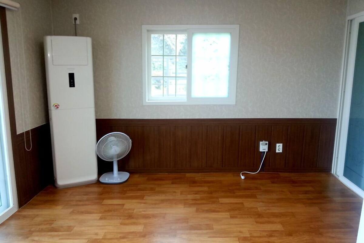 ห้องพัก (2-Room) | บริเวณนั่งเล่น | ทีวีจอแบน