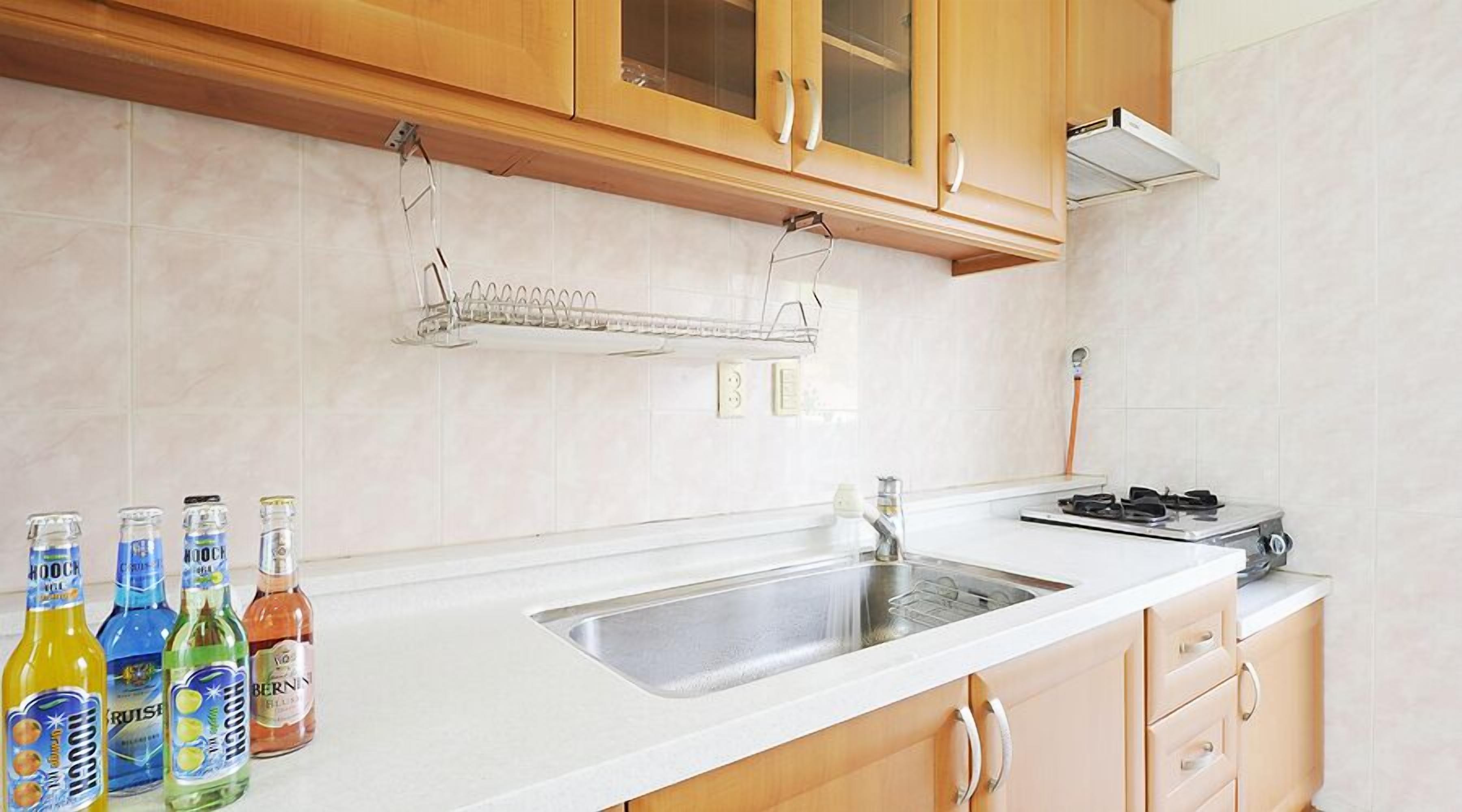 Habitación familiar (Strawberry) | Cocina privada | Refrigerador con congelador, microondas y arrocera 