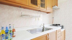 ファミリー ルーム (Strawberry) | 専用キッチン | 大型冷蔵庫、電子レンジ、炊飯器、調理器具と食器