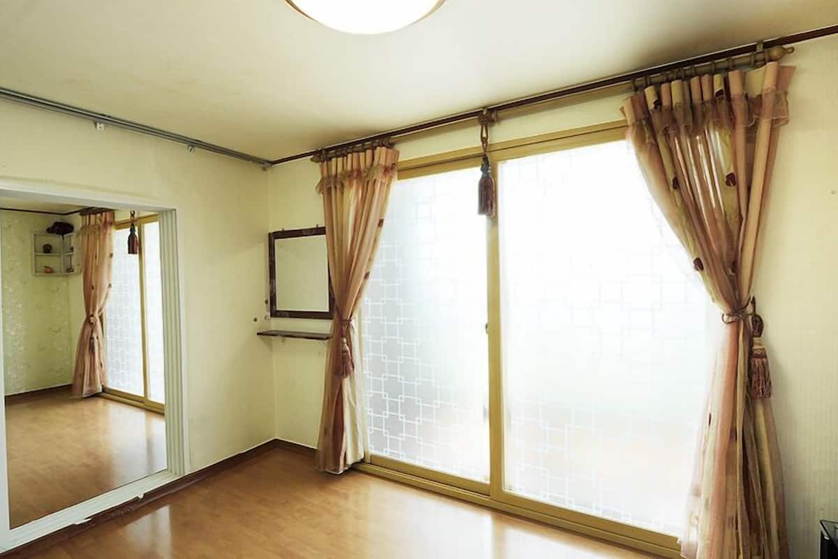 Familienzimmer (Peach) | Wohnbereich | LCD-Fernseher