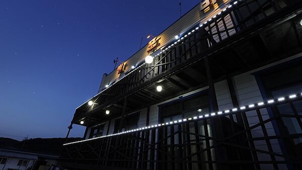 Façana frontal de l'allotjament (vespre/nit)