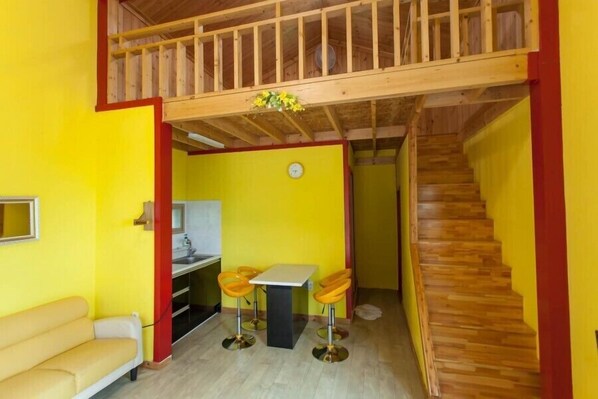 Room (3 Spring) | Living area | Flat-screen TV, heated floors