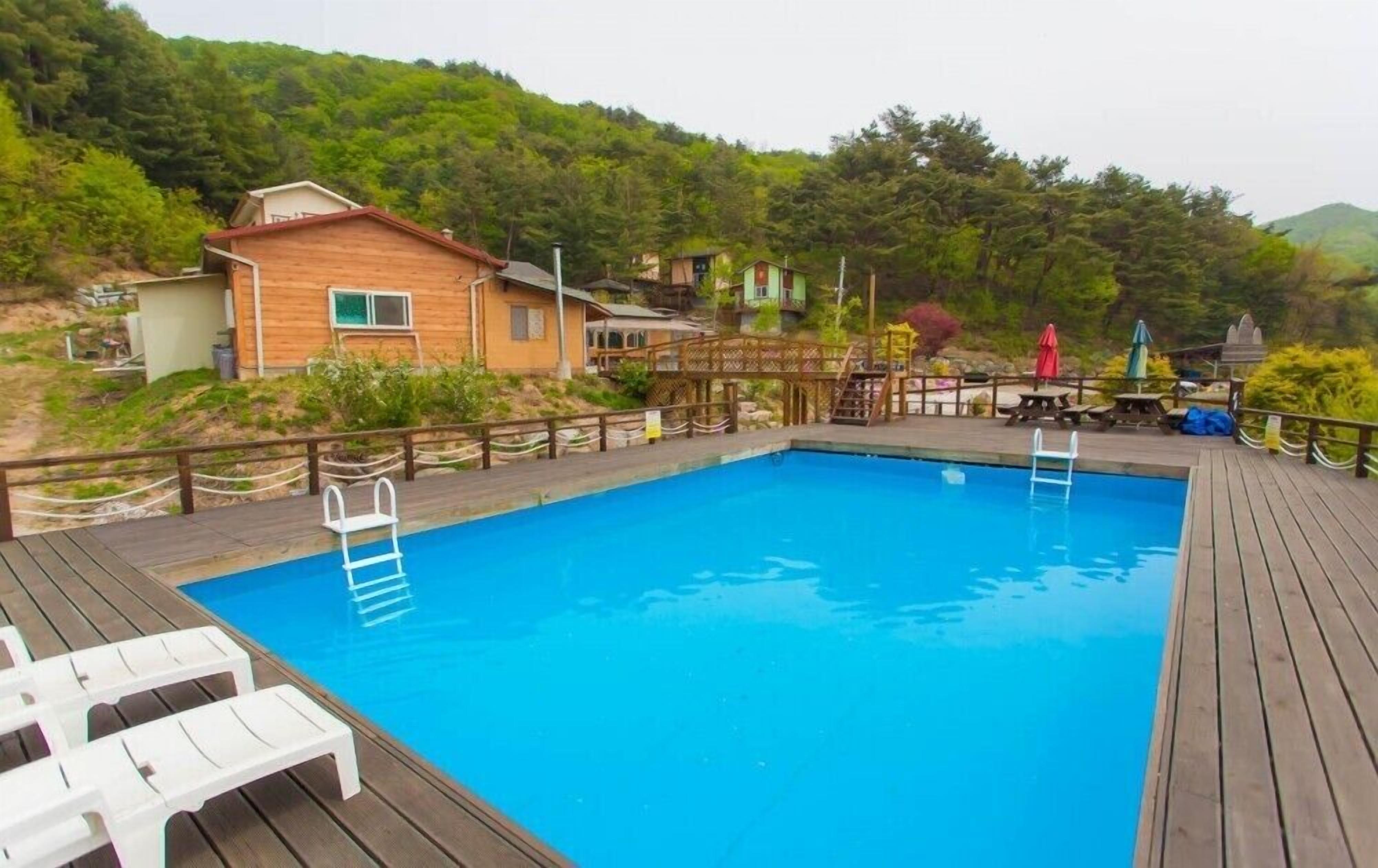 Sæsonbestemt udendørs pool