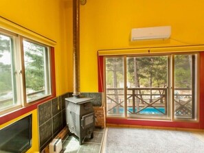 Room (3 Spring) | Living area | Flat-screen TV, heated floors