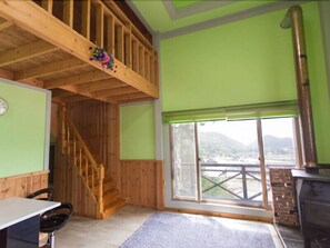 Habitación (1 Spring) | Área de sala de estar | Televisión de pantalla plana y piso con calefacción 