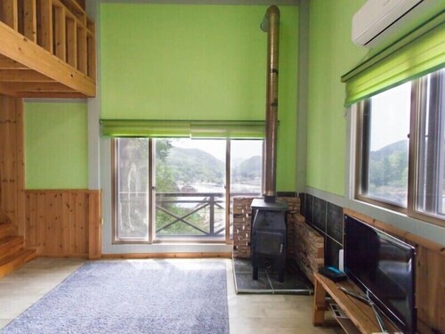 Taegisan Morning Birdcall Pension