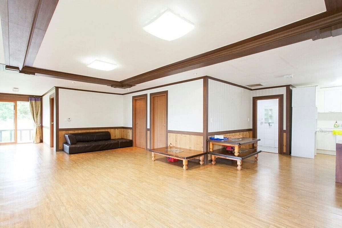 Zimmer (55 py, Jasmin) | Wohnbereich | Fernseher