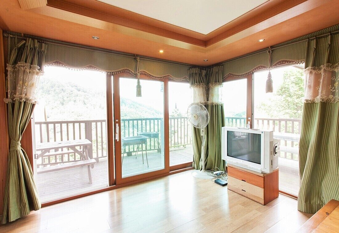 Habitación (60 py, Iris) | Área de sala de estar | Televisión 