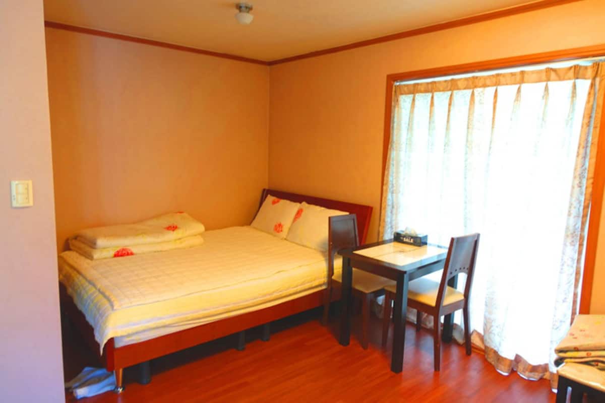 Room (Couple A)