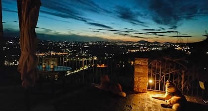 Romanttinen historiallinen asuinpaikka suurella panoraamaterassilla ja henkeäsalpaavilla auringonlaskuilla
