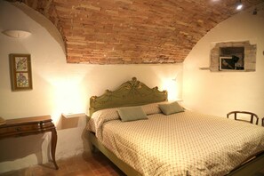 1 bedroom, iron/ironing board, travel cot, free WiFi