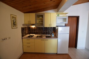 Geladeira, cooktop, freezer, mesas de jantar
