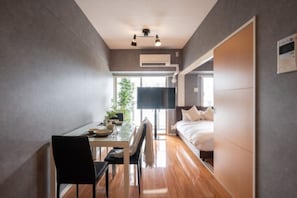 Chambre double | 1 chambre, systĂšme dâinsonorisation, fer et planche Ă repasser
