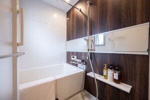 Quarto grand | Banheiro | Banheira e chuveiro separados, secador de cabelo, chinelos 