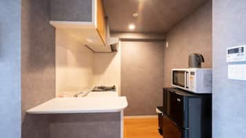 Grand kamer | Privรฉkeuken | Een koelkast, een kookplaat, een waterkoker, een diepvriezer