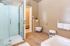 Bathtub, hair dryer, towels - Luxurious holiday home in Heers with terrace (Mettekoven)