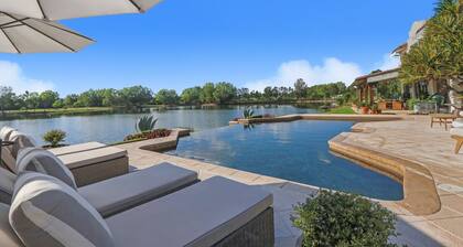 Äskettäin uusittu rantarantapaikka luonnonkauniilla näkymillä ja suunnittelijan sisustuksella