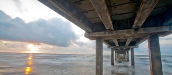 Beach front remodeled condo, stor baloncy at se solopgang og solnedgang!