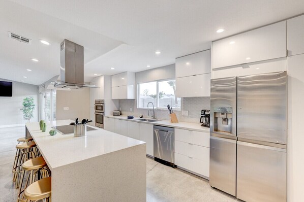 Kjøleskap, mikrobølgeovn, ovn og kokeplater