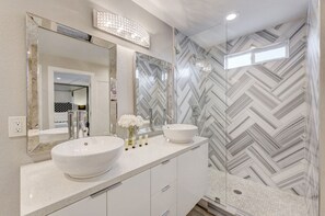 Sèche-cheveux, serviettes fournies