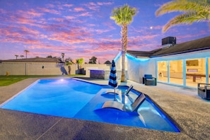 A heated pool - Luxury 5BR Vegas Retreat: Pool & Spa, Game Room, Volleyball & Chess (Las Vegas)