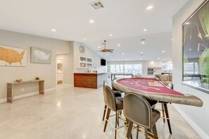 Game room - Luxury 5BR Vegas Retreat: Pool & Spa, Game Room, Volleyball & Chess (Las Vegas)