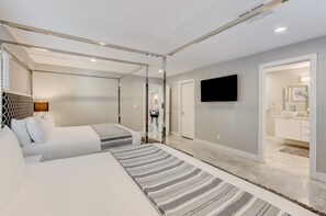 5 Schlafzimmer, Schreibtisch, Bügeleisen/Bügelbrett, Reisekinderbett