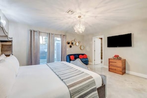 5 bedrooms, desk, iron/ironing board, travel crib - Near Strip - Pool, Spa & Life-Size Games (Las Vegas)