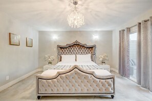 5 soverom, skrivebord, strykejern/-brett og reiseseng for barn