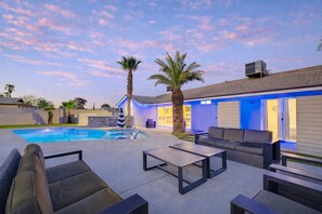 A heated pool - Luxury 5BR Vegas Retreat: Pool & Spa, Game Room, Volleyball & Chess (Las Vegas)