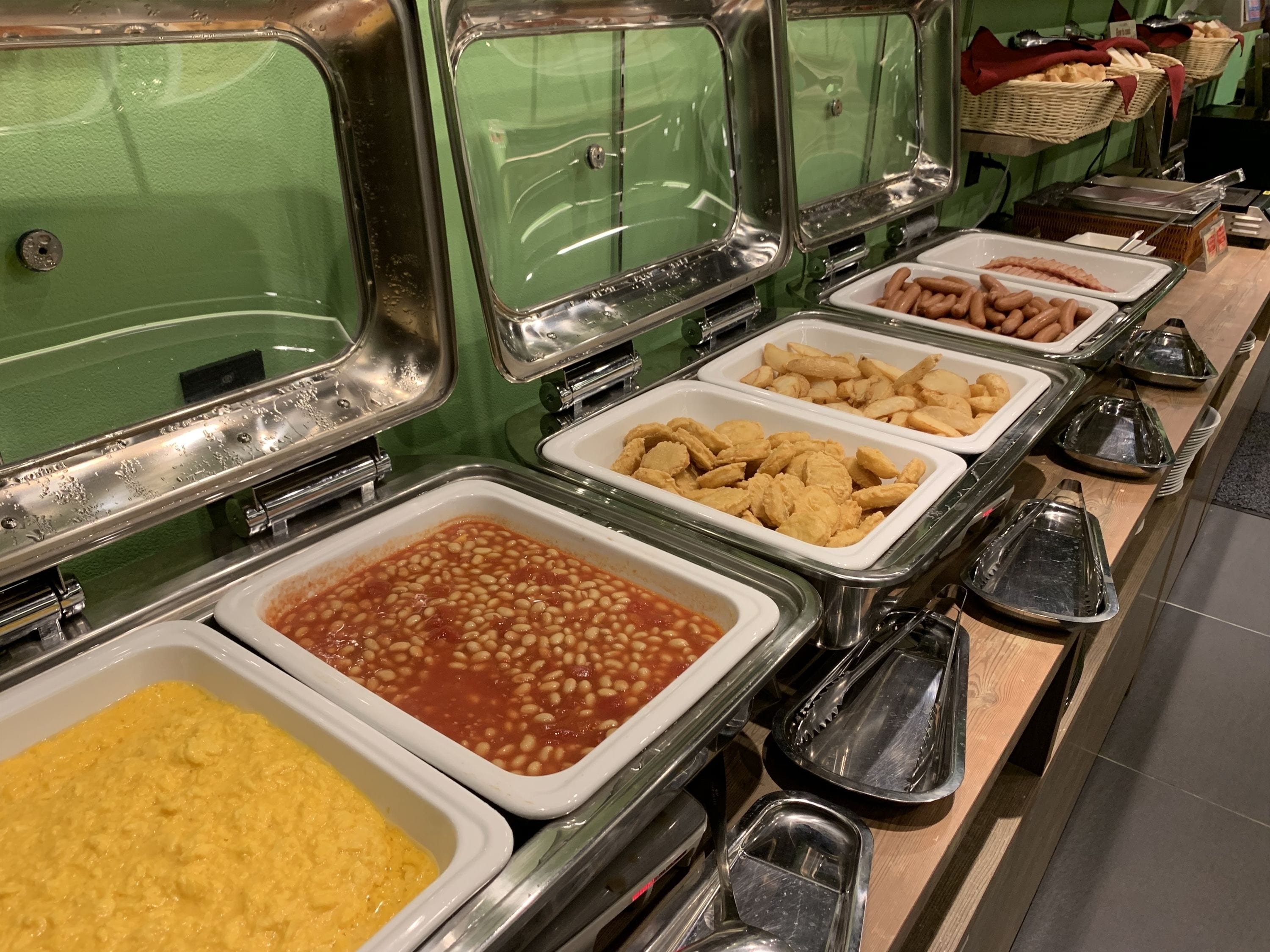 daily buffet breakfast (jpy 2000 per person)