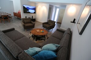 Smart-TV, DVD-spiller, bøker og filmbibliotek