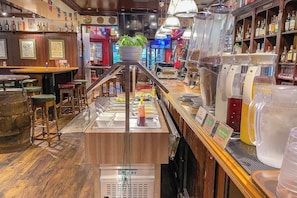 DĂŠjeuner et dĂŽner servis sur place, cuisine locale et internationale