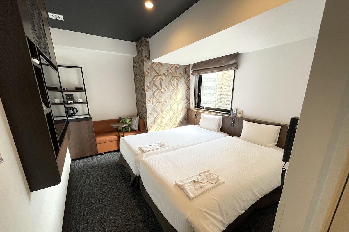 Hollywood Twin Room, Non Smoking | In-room safe, blackout curtains, free WiFi, bed sheets
