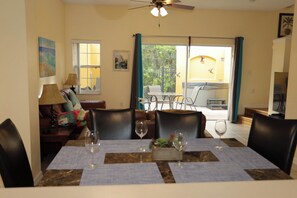 Dining - Family friendly villa, gated community, spa, heated pool, close to theme parks. (Kissimmee)