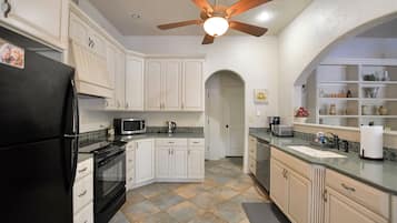 Frigorifero, microonde, forno, piano cottura