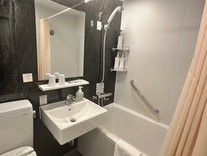 Kombinert dusj/badekar, toalettartikler (inkludert), hårføner og tøfler