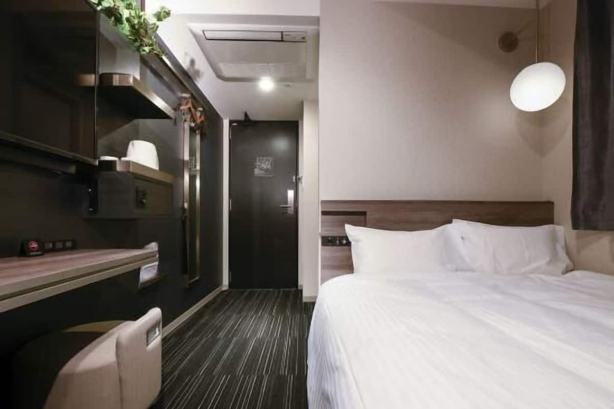 Down duvets, in-room safe, desk, free WiFi