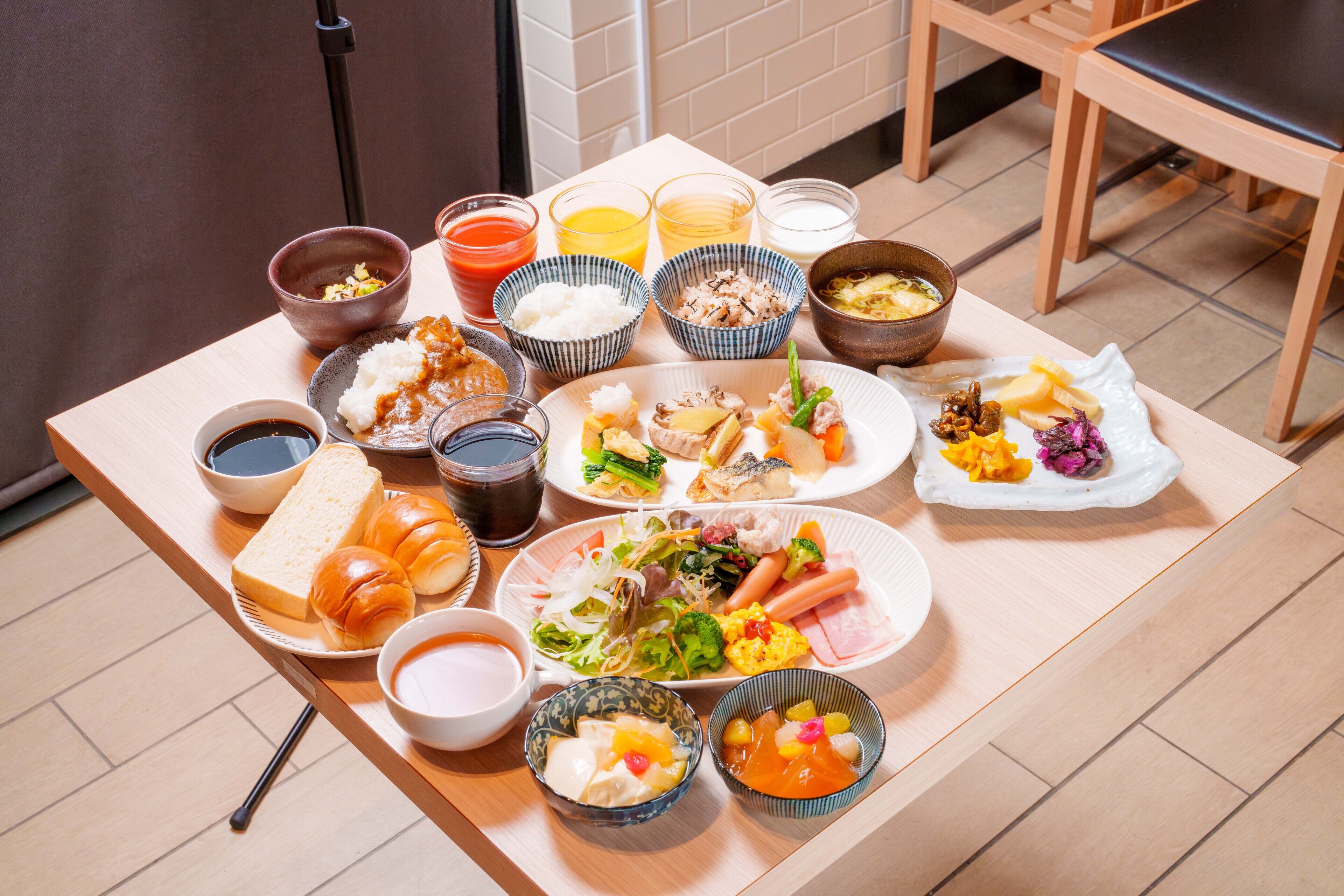 daily buffet breakfast (jpy 1300 per person)