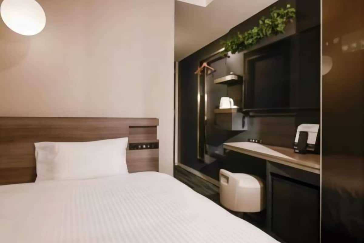 Down duvets, in-room safe, desk, free WiFi