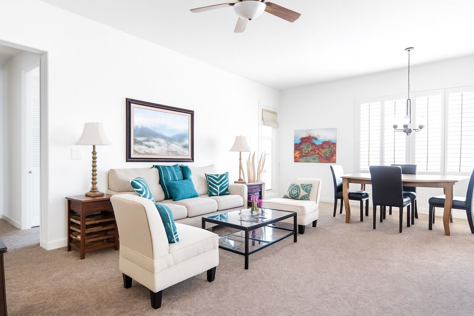 Smart TV, chimenea, reproductor de DVD, libros