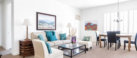 Smart TV, chimenea, reproductor de DVD, libros