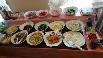 Daily buffet breakfast (JPY 700 per person)