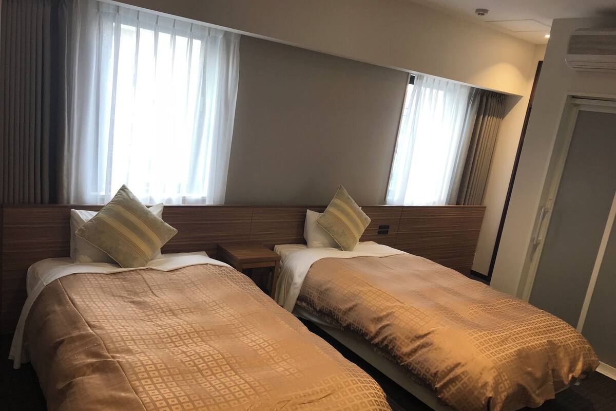 Een strijkplank/strijkijzer, gratis wifi, beddengoed