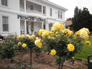 Property grounds - Princes Lodge Motel (North Adelaide)
