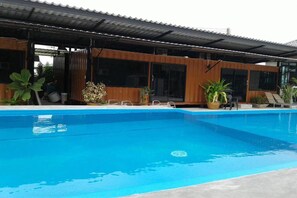 حمّام سباحة خارجي