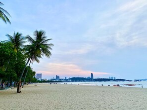 Beach nearby - NewStar Hotel (Pattaya)