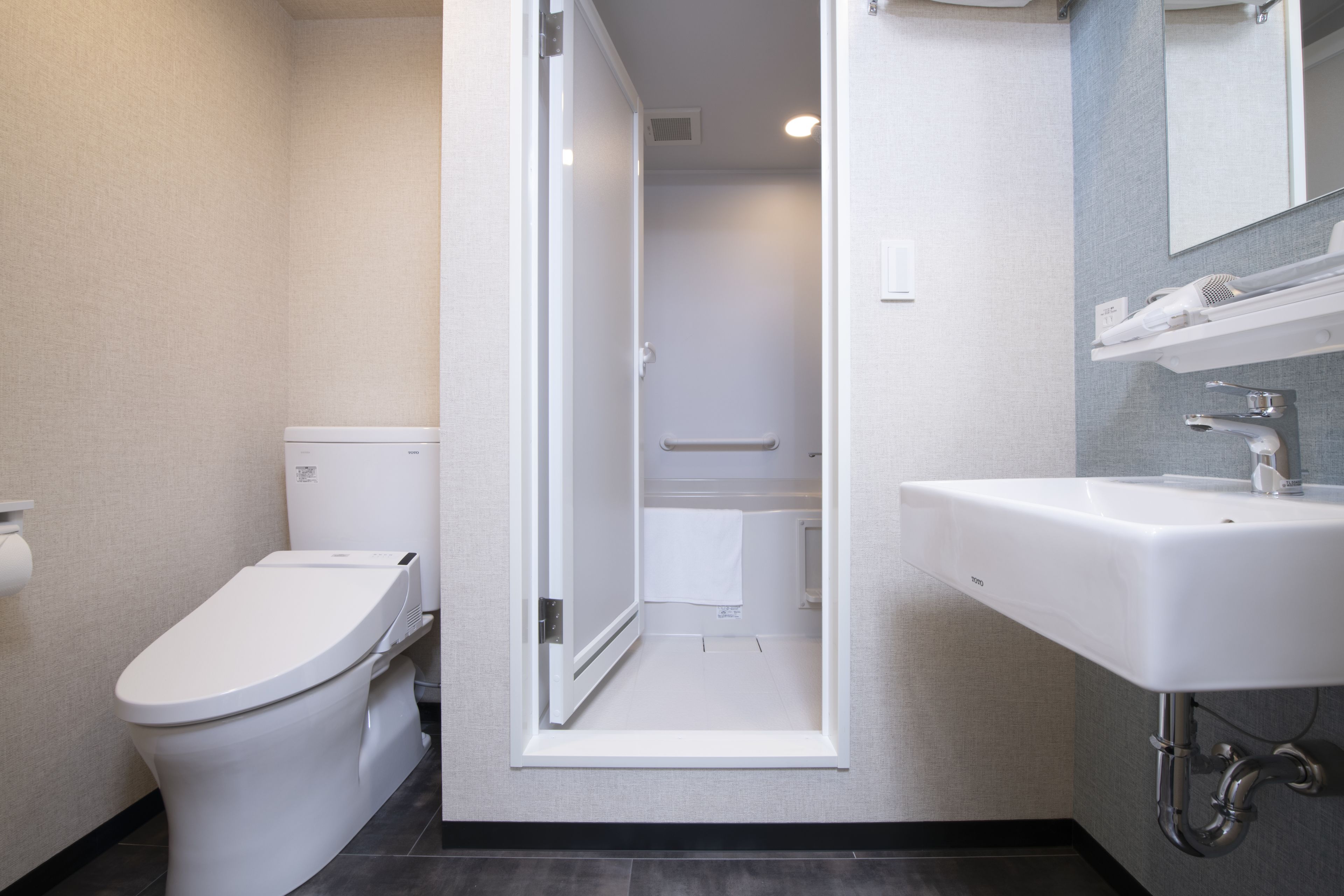 combined shower/bathtub, hydromassage showerhead, free toiletries